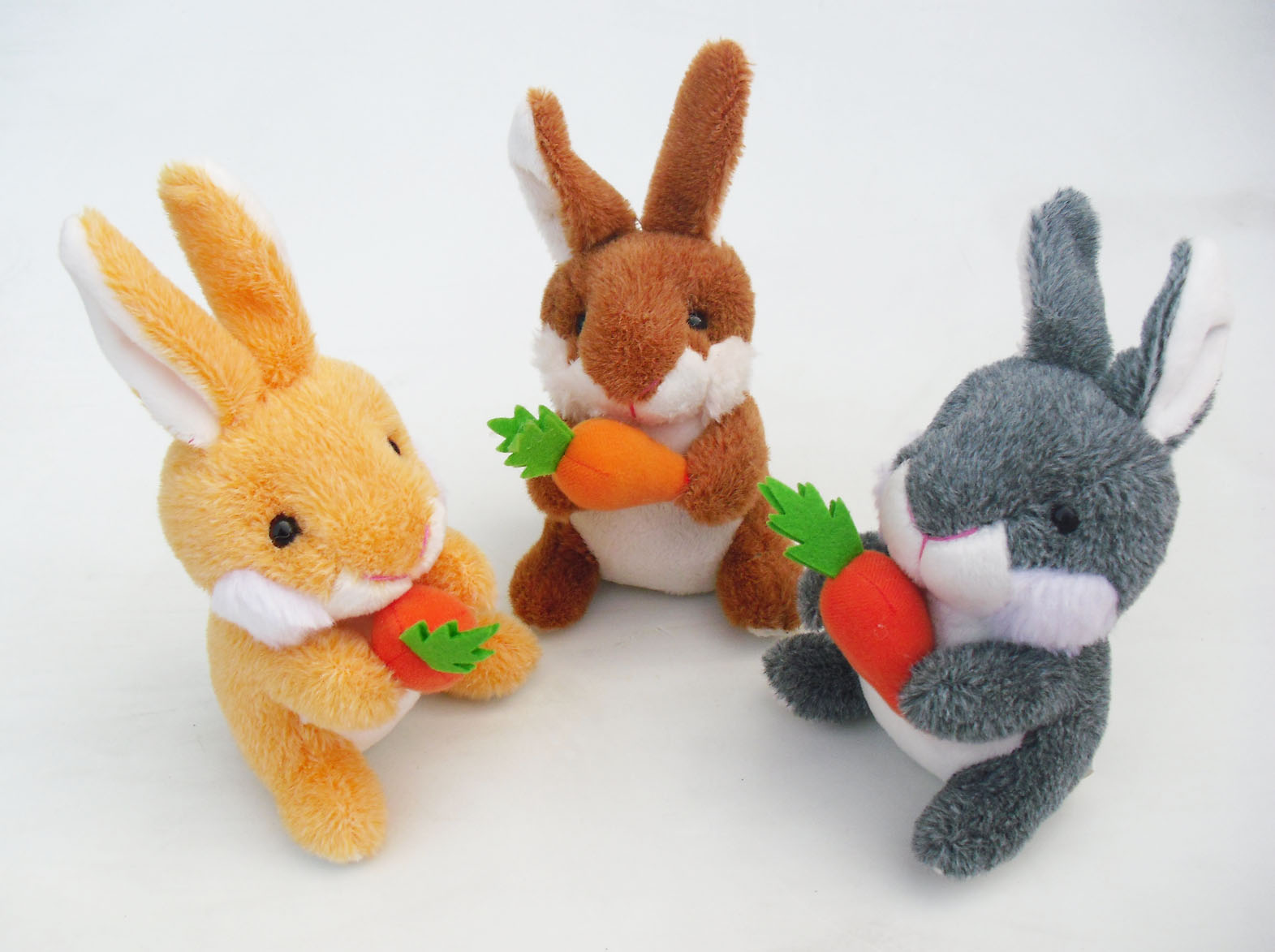 兔子抱蘿蔔絨毛玩具